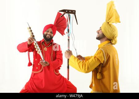 Deux hommes qui font de la danse bhangra Banque D'Images