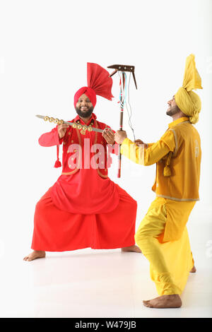 Deux hommes qui font de la danse bhangra Banque D'Images