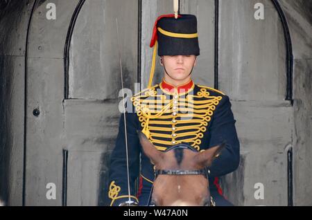 Un soldat de la troupe kings Royal Horse Artillery en service à horseguards parade comme le Queen's Life Guard LONDON UK Banque D'Images