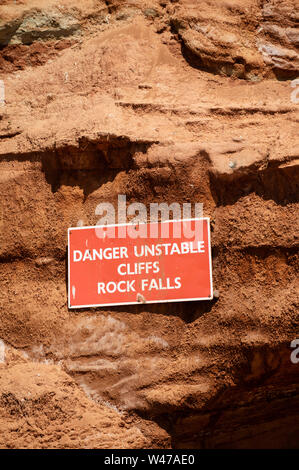 Seaton, Devon, Angleterre, Royaume-Uni. Juin 2019. Danger de falaises et de chutes de pierres le long de la côte jurassique à Seaton, Devonshire Banque D'Images