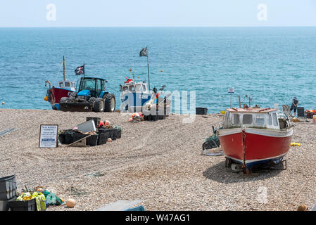 La bière près de Seaton, Devon, Angleterre, Royaume-Uni. Juin 2019. Bateaux de pêche sur la plage de galets à la bière dans l'est du Devon. Banque D'Images