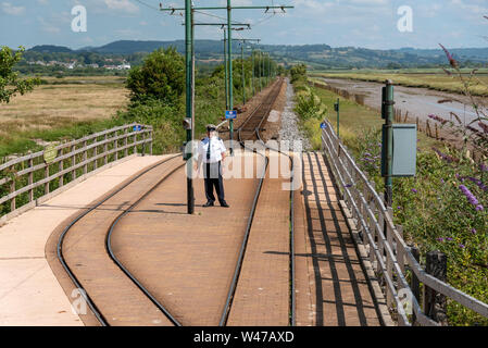 Seaton, Devon, Angleterre, Royaume-Uni. Juin 2019. Un tramway employé au Riverside Depot arrêter le long de la rivière Ax dans l'est du Devon. Banque D'Images