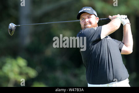 La République d'Irlande Shane Lowry tees au large de la 5e au cours de la troisième journée de l'Open Championship 2019 au Club de golf Royal Portrush. Banque D'Images