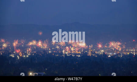 Vue de la nuit de l'aera Burbank 4 juillet feu d'artifice à Los Angeles County, Californie Banque D'Images
