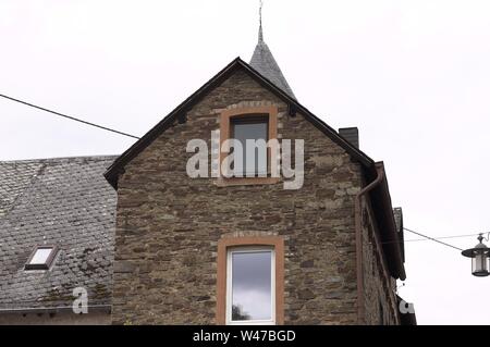 Vieille maison gothique avec pierres marron et fenêtres (Allemagne, Europe) Banque D'Images