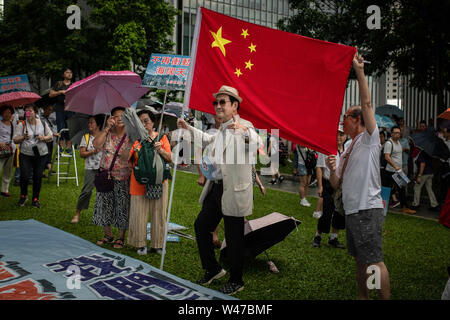 Les partisans pro-gouvernementaux posant avec un drapeau chinois à la sauvegarde Hong Kong rassemblement au parc Tamar.Les partisans du gouvernement dans nombre de dizaines de milliers de personnes dans un pro-police rally, au parc Tamar. Sauvegarde le nom de Hong Kong, de la manifestation a été co-organisé par 70 personnalités pro-Pékin et a été suivi par les résidents locaux, les immigrants du continent, les membres de minorités ethniques, ainsi que des visiteurs de l'autre côté de la frontière. Banque D'Images