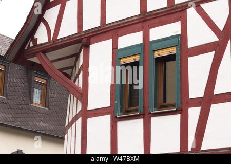 Maison à pans de bois avec poutres en bois rouge vert windows amd (Allemagne, Europe) Banque D'Images