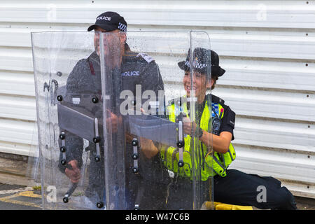 Winfrith, Dorset, UK. 20 juillet 2019. Journée Portes Ouvertes - Dorset Dorset Police police démontrer certaines de l'excellent travail qu'ils font pour maintenir la communauté en sécurité, mettant souvent leur propre vie en danger. Des milliers d'assister à l'événement pour en savoir plus, montrer leur soutien et l'occasion pour les enfants et les familles à s'impliquer et de s'amuser avec des activités interactives. Esquivant les éponges humides ! Credit : Carolyn Jenkins/Alamy Live News Banque D'Images