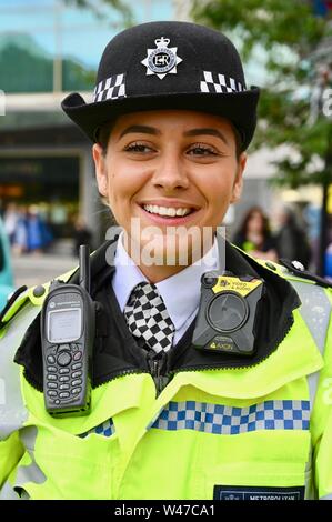 Agent de police de sexe féminin. Mars pour changer. Non pour Boris. Oui à l'Europe. Anti-Brexit protestation, Londres. UK Banque D'Images