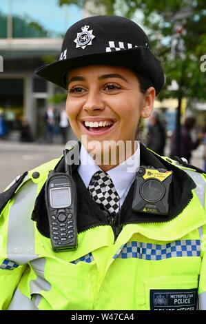 Femme souriante officier de police. Mars pour le changement. Non à Boris. Oui pour l'Europe. Manifestation anti-Brexit, Westminster, Londres. ROYAUME-UNI Banque D'Images