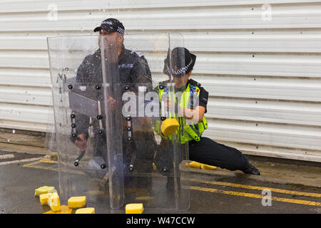 Winfrith, Dorset, UK. 20 juillet 2019. Journée Portes Ouvertes - Dorset Dorset Police police démontrer certaines de l'excellent travail qu'ils font pour maintenir la communauté en sécurité, mettant souvent leur propre vie en danger. Des milliers d'assister à l'événement pour en savoir plus, montrer leur soutien et l'occasion pour les enfants et les familles à s'impliquer et de s'amuser avec des activités interactives. Éponge humide l'attaque ! Credit : Carolyn Jenkins/Alamy Live News Banque D'Images