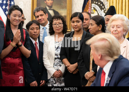 Washington, États-Unis d'Amérique. 17 juillet, 2019. Le président Donald J. Trump rencontre avec les survivants de la persécution religieuse de 17 pays Mercredi, 17 juillet 2019, dans le bureau ovale de la Maison blanche : le Président Donald Trump Credit : tempêtes Media Group/Alamy Live News Banque D'Images