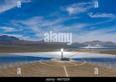 Vue aérienne de la tour solaire de l'Ivanpah Solar Electric produisant du système à la California Banque D'Images