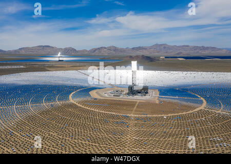 Vue aérienne de la tour solaire de l'Ivanpah Solar Electric produisant du système à la California Banque D'Images