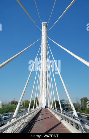 Le Puente del Alamillo de Séville, en Espagne le 3 avril 2019. Conçue par Santiago Calatrava, il a ouvert ses portes en 1992 pour l'Exposition Universelle. Banque D'Images