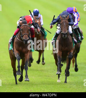 Star Catcher monté par jockey Frankie Dettori (à gauche) remporte les Oaks d'Irlande Kerrygold Pouliches (groupe 1) à l'Hippodrome de Curragh, comté de Kildare. Banque D'Images