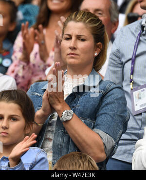 Londres Angleterre 14 juillet 2019 les championnats de Wimbledon 2019 14072019 Mirka Federer Roger applaudit abaissement accidentel du carter durant l'après cérémonie Mens Ph Final Banque D'Images