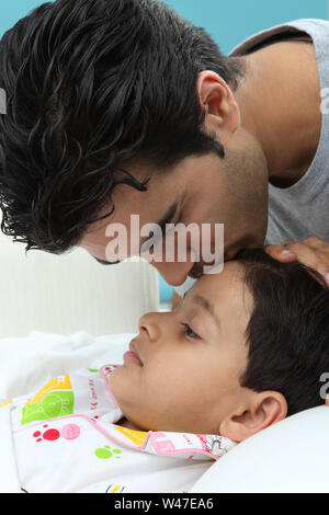 Indian man kissing son fils Banque D'Images