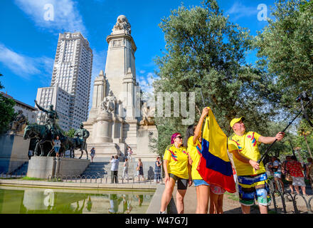 Les touristes de prendre une photo avec drapeau colombien sur la célèbre Plaza de España, près de Monument à Cervantes. Madrid, Espagne Banque D'Images