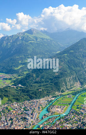 Beau paysage près d'Interlaken prises à l'Aare et Alpes Suisses en arrière-plan. Photographié à partir de la plus difficile Kulm, Suisse, en saison estivale. Incroyable de paysages alpins. Banque D'Images