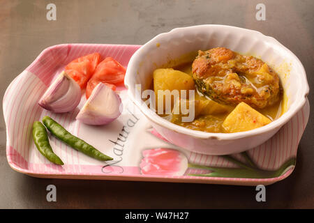 Plat Indien Bengali Lohe Macher Jhaal ou Lohe Curry de Poisson Banque D'Images