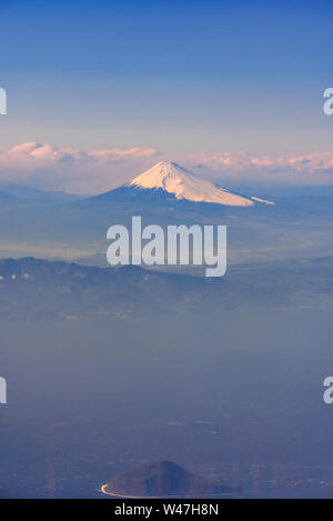 Vue aérienne de Fuji San, Fuji montagne, vue montagne du Japon. Prendre l'avion de voler alors que Fuji Japon Shizuoka City pass, Banque D'Images