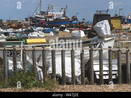 Les bateaux de pêche et du matériel de pêche sur le stade dans la région de Hastings. Hastings, Sussex, UK. Banque D'Images