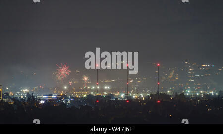 Vue de la nuit de l'aera Burbank 4 juillet feu d'artifice à Los Angeles County, Californie Banque D'Images