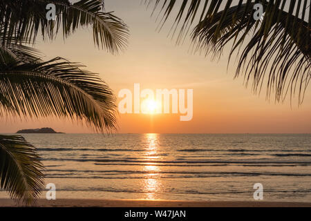 Coucher du soleil sur une magnifique plage tropicale sur l'île de Koh Chang en Thaïlande Banque D'Images