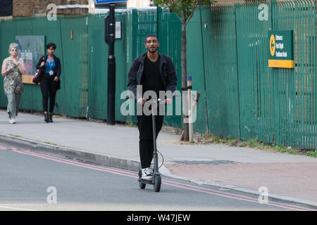 Londres, Royaume-Uni. 18 juillet, 2019. Un homme monte un Xiaomi scooter électrique pliant sur la route à Lambeth. Credit : Mark Kerrison/Alamy Live News Banque D'Images