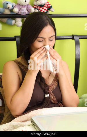 Woman blowing nose avec papier de soie Banque D'Images