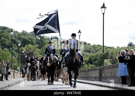 Kelso, Écosse - 20 juillet : Kelso Semaine civique - at Yetholm Ride out, Kelso. Laddie Kelso Mark Henderson porte le drapeau de l'autre côté de la ville, Pont Rennie de retourner à la ville après la promenade à Whitehouse Country House Samedi 20 juillet 2019. L'avant de la 200 montée forte cavalcade avec Sean RHM Crochet (2018 KL), Craig Logan (2017 KL). (Crédit : Rob Gray ) Banque D'Images