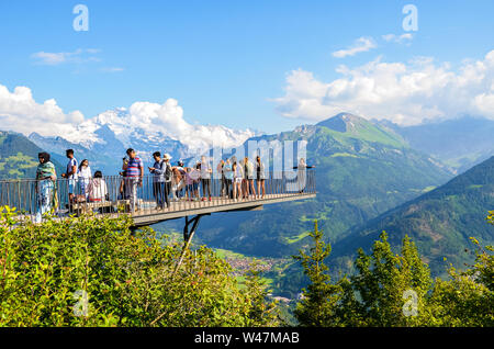 Harder Kulm, Interlaken, Suisse - le 16 juillet 2019 : les touristes prendre photo sur plate-forme d'observation au-dessus d'Interlaken en Suisse. Alpes en arrière-plan. Belles montagnes. Les gens, le tourisme. Point de vue. Banque D'Images