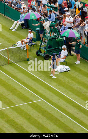 Vue aérienne générale de joueurs se reposant sous des parasols sur le tournoi de Wimbledon 2019. Tenue à l'All England Lawn Tennis Club, Wimbledon. Banque D'Images