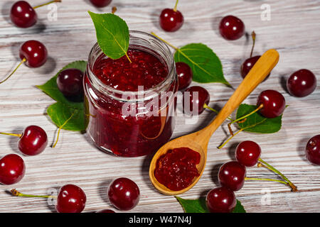 Confiture de cerise mûre et sur fond de bois Banque D'Images