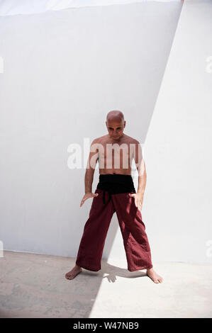 Man practicing Martial Arts exercices de pleine conscience du corps pour harmoniser l'esprit. Banque D'Images