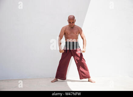 Man practicing Martial Arts exercices de pleine conscience du corps pour harmoniser l'esprit. Banque D'Images