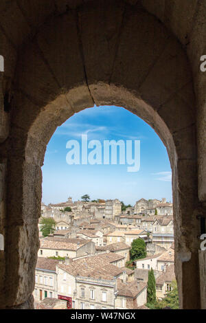 Vue sur le village de Saint Emilion à travers une fenêtre de la tour du roi, France Banque D'Images