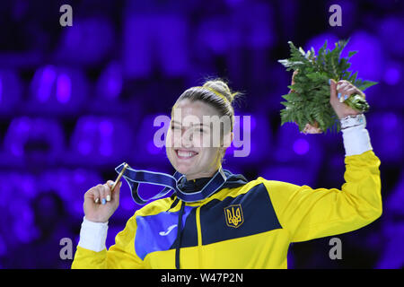 Budapest, Hongrie, 20 juillet 2019. Olha Kharlan Champion d'Ukraine célèbre avec sa médaille d'or au cours de la 2019 Championnats du monde d'Escrime FIE Budapest du sabre par remise de médaille au sport SYMA et centre de conférence à Budapest, Hongrie le 20 juillet 2019. Banque D'Images