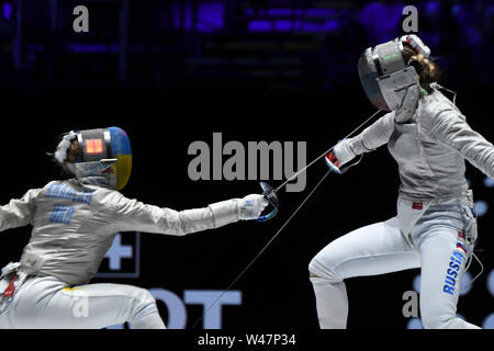 Budapest, Hongrie, 20 juillet 2019. Olha Kharlan de l'Ukraine, à gauche, et Sofia Velikaya de Russie au cours de la compétition Championnats du monde d'Escrime FIE 2019 Budapest le sabre féminin match final au sport SYMA et centre de conférence à Budapest, Hongrie le 20 juillet 2019. Banque D'Images