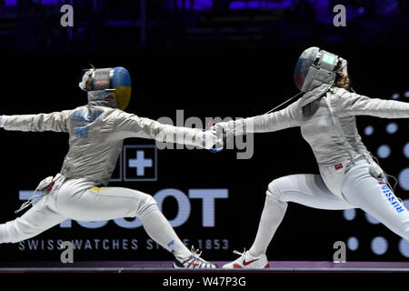 Budapest, Hongrie, 20 juillet 2019. Olha Kharlan de l'Ukraine, à gauche, et Sofia Velikaya de Russie au cours de la compétition Championnats du monde d'Escrime FIE 2019 Budapest le sabre féminin match final au sport SYMA et centre de conférence à Budapest, Hongrie le 20 juillet 2019. Banque D'Images