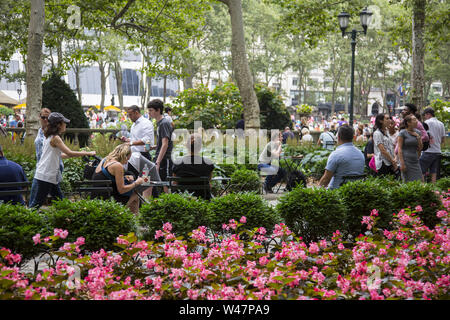 Midtown les employés de bureau et les touristes profiter de Bryant Park à l'heure du déjeuner à Manhattan, New York City. Banque D'Images