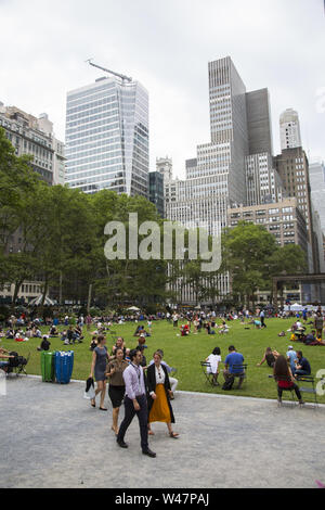 Midtown les employés de bureau et les touristes profiter de Bryant Park à l'heure du déjeuner à Manhattan, New York City. Banque D'Images