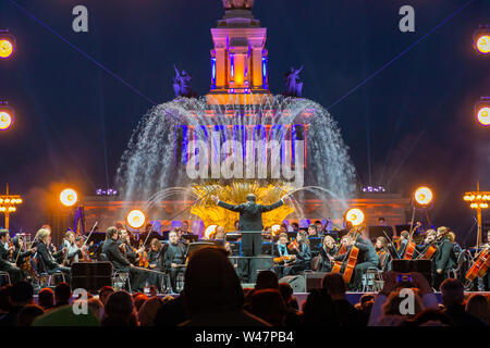 Russie, Moscou - 30 Avril 2019 : Au cours de la lumière-music show, dédiée à l'ouverture du 80e anniversaire de la saison. Sur scène jouant Symphony Orchestra Banque D'Images