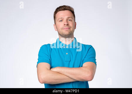 Auto Smart confiant dans l'homme européen t-shirt bleu Banque D'Images