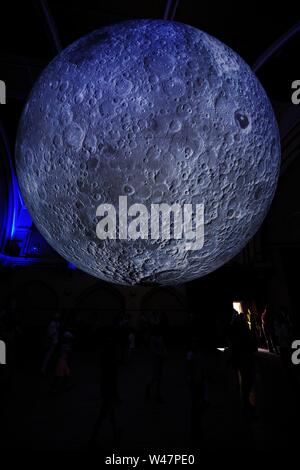 Arts Dorchester célèbre le 50e anniversaire de la première lune, 20 juillet 2019. Le Musée de la Lune au Corn Exchange créé par Luke Jerram sur l'affichage est en synchronisation avec trois jours d'événements à thème luner Maumbury Rings à Moonbury renommé sonne. Lune et les lanternes s'affichent autour d'Apollo Maumbury Rings. Banque D'Images