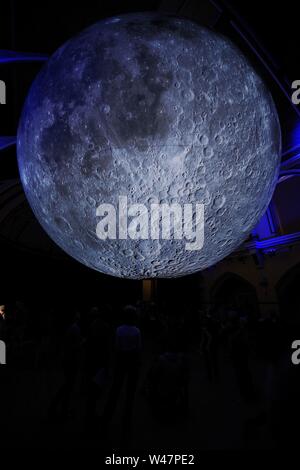 Arts Dorchester célèbre le 50e anniversaire de la première lune, 20 juillet 2019. Le Musée de la Lune au Corn Exchange créé par Luke Jerram sur l'affichage est en synchronisation avec trois jours d'événements à thème luner Maumbury Rings à Moonbury renommé sonne. Lune et les lanternes s'affichent autour d'Apollo Maumbury Rings. Banque D'Images