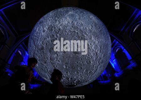 Arts Dorchester célèbre le 50e anniversaire de la première lune, 20 juillet 2019. Le Musée de la Lune au Corn Exchange créé par Luke Jerram sur l'affichage est en synchronisation avec trois jours d'événements à thème luner Maumbury Rings à Moonbury renommé sonne. Lune et les lanternes s'affichent autour d'Apollo Maumbury Rings. Banque D'Images