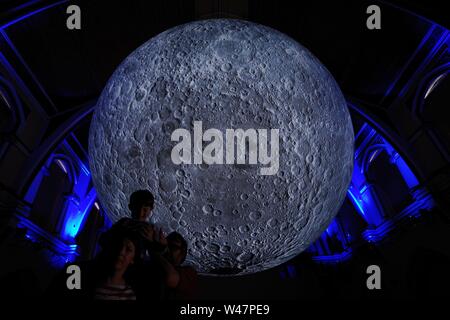 Arts Dorchester célèbre le 50e anniversaire de la première lune, 20 juillet 2019. Le Musée de la Lune au Corn Exchange créé par Luke Jerram sur l'affichage est en synchronisation avec trois jours d'événements à thème luner Maumbury Rings à Moonbury renommé sonne. Lune et les lanternes s'affichent autour d'Apollo Maumbury Rings. Banque D'Images