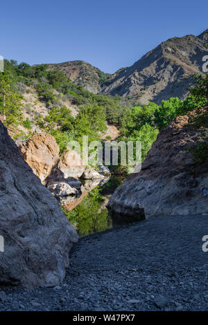 Les roches rouges trou de natation de Santa Ynez, rivière, forêt nationale de los padres.Santa Barbara Comté l'un des plus grands fleuves de la côte centrale de la Californie. Banque D'Images